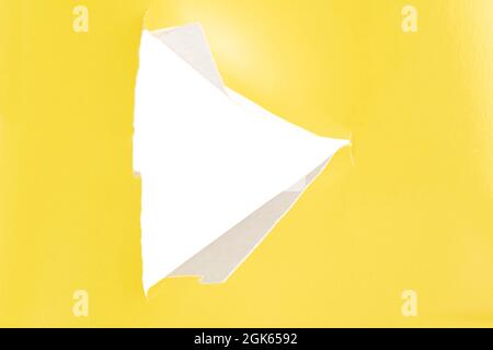 Carta gialla con un triangolo tagliato al centro. Foto Stock