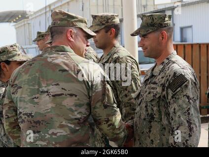 Frank Tantillo, comandante della Task Force Iron Grey, presenta medaglie di conquista dell'esercito a otto marinai della Marina degli Stati Uniti assegnati alla Maritime Expeditionary Security Force Eleven (MSRON-11) durante una cerimonia di premiazione a Camp Lemonnier, Gibuti, 12 agosto 2021. I marinai sono stati assegnati per aver contribuito alla formazione dei soldati dell'esercito degli Stati Uniti attaccati alla Dagger Company, 1-102nd reggimento di fanteria (montagna) su vari compiti come valutazioni di nuoto, tattica lotta contro le vittime e operazioni di base di piccole imbarcazioni. Foto Stock