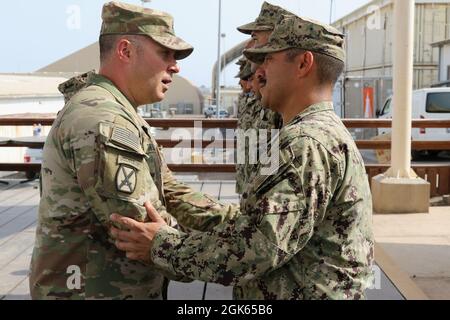 Frank Tantillo, comandante della Task Force Iron Grey, presenta medaglie di conquista dell'esercito a otto marinai della Marina degli Stati Uniti assegnati alla Maritime Expeditionary Security Force Eleven (MSRON-11) durante una cerimonia di premiazione a Camp Lemonnier, Gibuti, 12 agosto 2021. I marinai sono stati assegnati per aver contribuito alla formazione dei soldati dell'esercito degli Stati Uniti attaccati alla Dagger Company, 1-102nd reggimento di fanteria (montagna) su vari compiti come valutazioni di nuoto, tattica lotta contro le vittime e operazioni di base di piccole imbarcazioni. Foto Stock