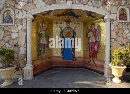 Figure religiose al di fuori della Chiesa della Santa Vergine Madre di Dio ad Ayia Napa, Cipro Foto Stock