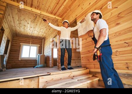 Ingegnere che dà ordine al costruttore di lavorare in un'area specifica Foto Stock