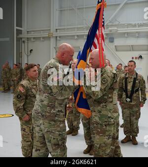 (Da sinistra a destra) Briga. Il Gen. Edwards S. Little, Jr., assistente generale dell'Adjutant per la Guardia Nazionale della Pennsylvania, è passato i colori del luogo di addestramento dell'aviazione della Guardia Nazionale dell'Eastern Army dal col. Keith Graham, comandante uscente dell'EAATS, durante una cerimonia a Fort Indiantown Gap, il 12 agosto 2021. La cerimonia ha rappresentato il passaggio del comando di EAATS da Graham al Lt. Col. Randy Lutz, il comandante entrante Foto Stock