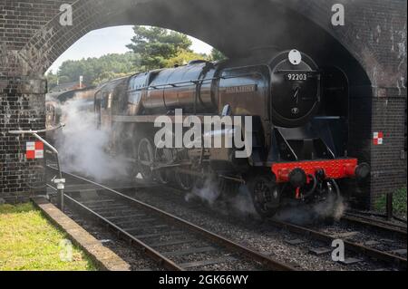 Il treno della locomotiva Black Prince a vapore alla stazione di Weyborne in attesa di lasciare il sulla famosa linea Norfolk Poppy Foto Stock