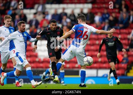 West Brom's Karlan Grant guida un colpo oltre Darragh Lenihan Picture di Steve Flynn/AHPIX.com di Blackburn, Football: SkyBet Championship Match Blackbur Foto Stock