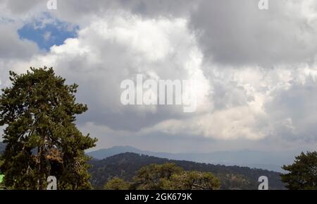 Il paesaggio dei monti Troodos a Cipro Foto Stock