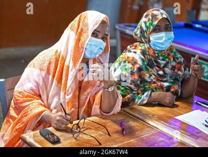 CAMP LEMONNIER, Gibuti (13 agosto 2021) Fatouma Mohamed e Deka Omar ha detto di dare i pollici durante una somministrazione di vaccino COVID-19 sulla base, 13 agosto 2021. Camp Lemonnier, Gibuti (CLDJ) funge da base di spedizione per le forze militari statunitensi fornendo supporto a navi, aerei e personale che assicurano la sicurezza in tutta Europa, Africa e Sud-Ovest asiatico. CLDJ permette operazioni marittime e di combattimento nel Corno d'Africa, promuovendo nel contempo relazioni positive tra Stati Uniti e Africa. La base ospita anche la Joint Task Force-Corno d'Africa, con un'area di responsabilità che include Kenya, Eth Foto Stock