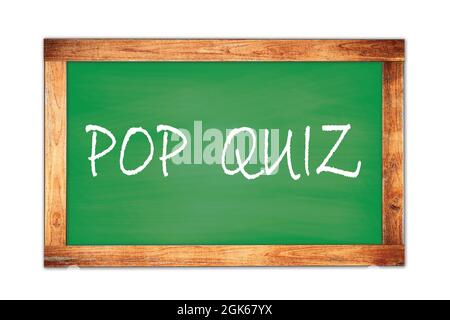 POP QUIZ testo scritto su legno verde cornice scuola blackboard. Foto Stock