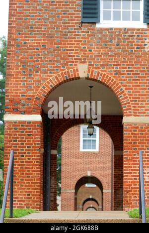 Fairfax, Virginia, Stati Uniti d'America - 1 settembre 2021: Vista verso le arcate del tribunale Old Fairfax e dello storico tribunale della contea di Fairfax. Foto Stock