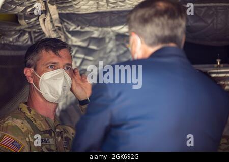 Il Chief Warranty Officer dell'esercito degli Stati Uniti 3 Brian Jenkins, il pilota al comando di uno dei due elicotteri Chinook CH-47 che sbarcarono a Dalaman, Turchia, parla all'ambasciatore degli Stati Uniti in Turchia, l'ambasciatore David M. Satterfield, sull'aeromobile il 13 agosto 2021. L'ambasciatore ha accolto l'equipaggio sulla linea di volo al loro arrivo in Turchia. Foto Stock