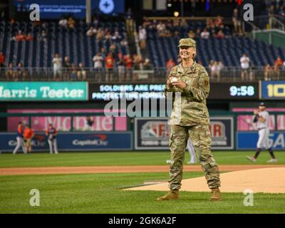 Sherrie McCandless, generale provvisorio della Guardia Nazionale del Distretto di Columbia, si prepara a lanciare il primo campo cerimoniale alla partita di baseball dei Washington Nationals del 13 agosto 2021, come parte dell'evento National Guard Night della squadra. Foto Stock