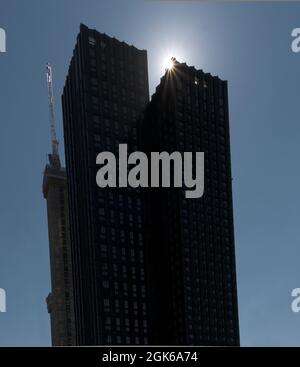 Vista dei blocchi modulari a 10 gradi al 101 George Street Croydon con sunflare. Inghilterra Foto Stock