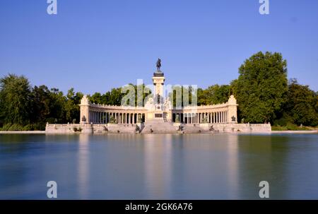 Una vista frontale a lunga esposizione del memoriale del re Alfonso XII, senza gente, nel Parque del Buen Retiro, Madrid Foto Stock