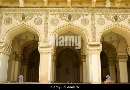 Antica arte architettonica islamica del minareto alla vecchia Moschea in rovina Masjid Foto Stock