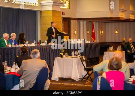 SGT. Maj. Dell'Esercito (in pensione) Daniel Dailey parla al 4° Infanttry Division Association Annual Reunion Banquet ad Arlington, Virginia, il 13 agosto 2021. Foto Stock