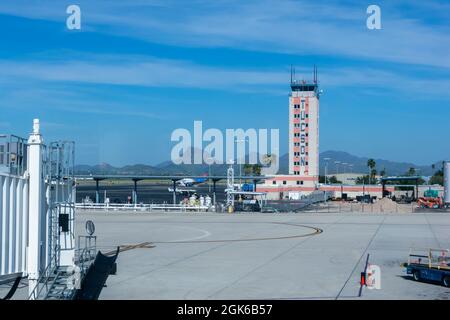 Tucson, AZ, Stati Uniti - 3 settembre 2021: Tucson International Airport torre di controllo del traffico aereo vista dal suo terminal. Foto Stock