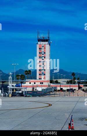 Tucson, AZ, Stati Uniti - 3 settembre 2021: Tucson International Airport torre di controllo del traffico aereo vista dal suo terminal. Foto Stock