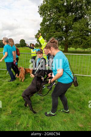 Arley Hall & Gardens-5k Sunset Walk per raccogliere soldi per San Rocco, l'ospedale locale per le persone a cui è stata diagnosticata una malattia che limita la vita Foto Stock