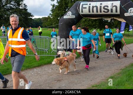 Arley Hall & Gardens-5k Sunset Walk per raccogliere soldi per San Rocco, l'ospedale locale per le persone a cui è stata diagnosticata una malattia che limita la vita Foto Stock