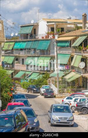 Scene di strada trafficate nella città di Corfù con negozi edifici persone e strade strette Foto Stock