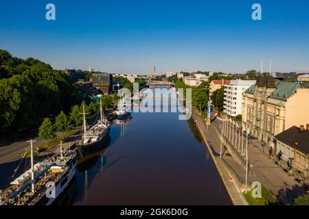 Fiume Aurajoki, mattinata estiva a Turku Foto Stock