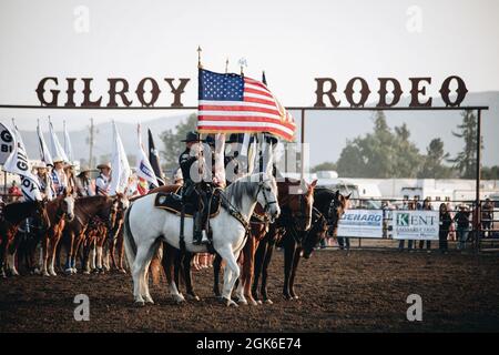 Gilroy ha montato polizia portare i colori durante il rodeo Gilroy a Gilroy, California 14 agosto 2021. La Marines of Recruiting Sub-Station Gilroy, Recruiting Station San Francisco, ha ospitato una sfida pull-up e ha parlato con i partecipanti al rodeo interessati a saperne di più sulle opportunità disponibili all'interno del corpo Marino. Foto Stock