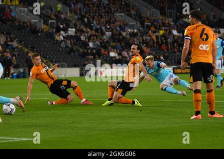 Il Derby's Kamil Jozwiak spara attraverso una folla di playsPicture: Liam Ford/AHPIX LTD, Football, EFL Championship, Hull City / Derby County, MKM Stadium Foto Stock