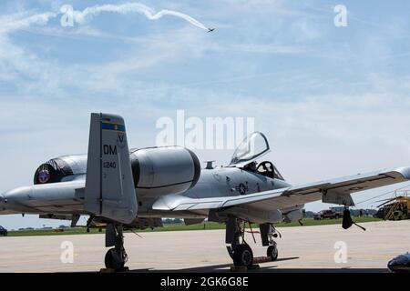 Una U.S. Air Force A-10 Thunderbolt II siede sulla linea di volo durante il 75° anniversario Airshow all'aeroporto di Decatur, Decatur, Illinois, 15 agosto 2021. Il team dimostrativo A-10 si reca in airshow in tutta la nazione, oltre che a livello internazionale, per evidenziare le capacità di combattimento della A-10. Foto Stock