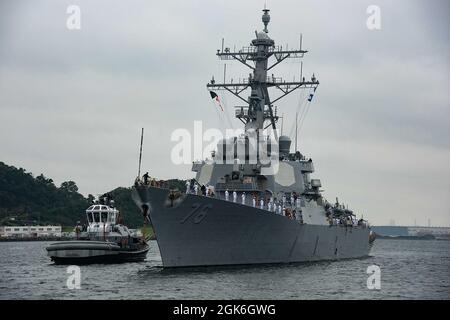 YOKOSUKA, Giappone (agosto 16, 2021) il cacciatorpediniere missilistico guidato di classe Arleigh Burke USS Higgins (DDG 76) arriva a Commander, Fleet Activities Yokosuka (CFAY), Giappone Agosto 16 come una delle ultime aggiunte a Commander, Task Force (CTF) 71/Destroyer Squadron (DESRON) 15. Higgins è assegnato al CTF 71/DESRON 15, il più grande DESRON schierato in avanti della Marina e la principale forza di superficie della flotta statunitense 7. Foto Stock