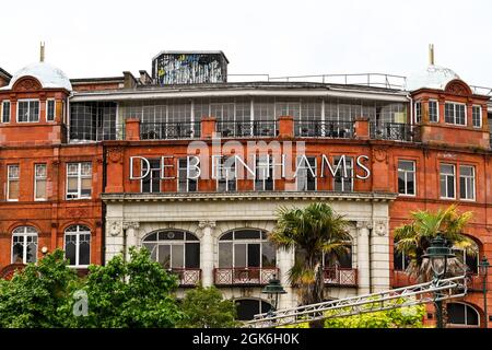 Bournemouth, Inghilterra - Giugno 2021: Cartello sulla parte anteriore dell'ex edificio dei grandi magazzini Debenhams nel centro di Bournemouth Foto Stock