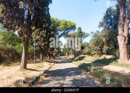 Roma, Italia - Settembre 2021 : la gente gode di una domenica soleggiata sulla Via Appia Antica Foto Stock