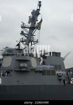 YOKOSUKA, Giappone (agosto 16, 2021) il cacciatorpediniere missilistico guidato di classe Arleigh Burke USS Higgins (DDG 76) arriva a Commander, Fleet Activities Yokosuka (CFAY), Giappone Agosto 16 come una delle ultime aggiunte a Commander, Task Force (CTF) 71/Destroyer Squadron (DESRON) 15. Higgins è assegnato al CTF 71/DESRON 15, il più grande DESRON schierato in avanti della Marina e la principale forza di superficie della flotta statunitense 7. Foto Stock