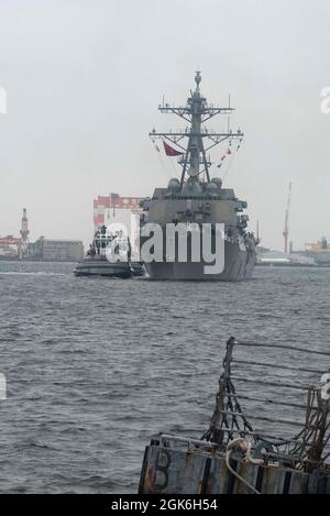 YOKOSUKA, Giappone (agosto 16, 2021) il cacciatorpediniere missilistico guidato di classe Arleigh Burke USS Howard (DDG 83) arriva a Commander, Fleet Activities Yokosuka (CFAY), Giappone Agosto 16 come una delle ultime aggiunte a Commander, Task Force (CTF) 71/Destroyer Squadron (DESRON) 15. Howard è assegnato al CTF 71/DESRON 15, il più grande DESRON schierato in avanti della Marina e la principale forza di superficie della flotta statunitense 7. Foto Stock