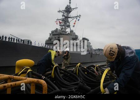 YOKOSUKA, Giappone (agosto 16, 2021) il cacciatorpediniere missilistico guidato di classe Arleigh Burke USS Howard (DDG 83) arriva a Commander, Fleet Activities Yokosuka (CFAY), Giappone Agosto 16 come una delle ultime aggiunte a Commander, Task Force (CTF) 71/Destroyer Squadron (DESRON) 15. Howard è assegnato al CTF 71/DESRON 15, il più grande DESRON schierato in avanti della Marina e la principale forza di superficie della flotta statunitense 7. Foto Stock