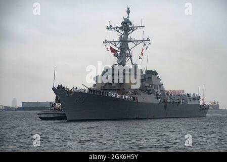 YOKOSUKA, Giappone (agosto 16, 2021) il cacciatorpediniere missilistico guidato di classe Arleigh Burke USS Howard (DDG 83) arriva a Commander, Fleet Activities Yokosuka (CFAY), Giappone Agosto 16 come una delle ultime aggiunte a Commander, Task Force (CTF) 71/Destroyer Squadron (DESRON) 15. Howard è assegnato al CTF 71/DESRON 15, il più grande DESRON schierato in avanti della Marina e la principale forza di superficie della flotta statunitense 7. Foto Stock