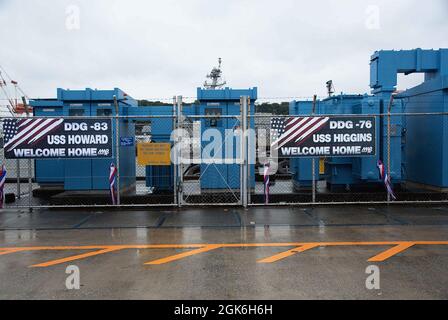 YOKOSUKA, Giappone (agosto 16, 2021) il cacciatorpediniere missilistico guidato di classe Arleigh Burke USS Howard (DDG 83) arriva a Commander, Fleet Activities Yokosuka (CFAY), Giappone Agosto 16 come una delle ultime aggiunte a Commander, Task Force (CTF) 71/Destroyer Squadron (DESRON) 15. Howard è assegnato al CTF 71/DESRON 15, il più grande DESRON schierato in avanti della Marina e la principale forza di superficie della flotta statunitense 7. Foto Stock