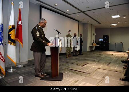 Comando Sgt. Il Major John Sampa, sergente di comando maggiore della Guardia Nazionale dell'Esercito, presenta i vincitori della competizione del miglior guerriero della Guardia Nazionale dell'Esercito 2020 e 2021 durante una cerimonia di premiazione all'Herbert R. Temple Jr. Army National Guard Readiness Center, Arlington Hall Station, Virginia, il 16 agosto 2021. La SAMPA, insieme al generale dell'esercito John Andonie, vicedirettore della Guardia Nazionale dell'esercito, ha riconosciuto i vincitori. Foto Stock