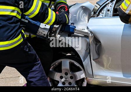 I vigili del fuoco dell'Esercito della Repubblica Ceca eseguono tattiche di estricazione dell'auto, 16 agosto 2021, durante un esercizio di addestramento con il 155th Air Refiling Wing Fire Department presso la Lincoln Air Force base, Neb. Questo scambio di addestramento della Guardia Nazionale del Nebraska e delle forze armate della Repubblica Ceca è uno dei molti agevolati dal programma di partenariato statale della Guardia Nazionale. Foto Stock