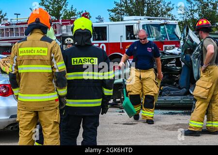 I vigili del fuoco dell'Esercito della Repubblica Ceca eseguono tattiche di estricazione dell'auto, 16 agosto 2021, durante un esercizio di addestramento con il 155th Air Refiling Wing Fire Department presso la Lincoln Air Force base, Neb. Questo scambio di addestramento della Guardia Nazionale del Nebraska e delle forze armate della Repubblica Ceca è uno dei molti agevolati dal programma di partenariato statale della Guardia Nazionale. Foto Stock