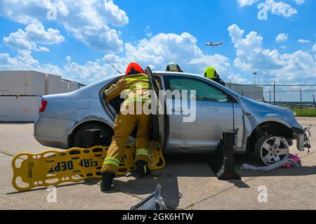 I vigili del fuoco dell'Esercito della Repubblica Ceca eseguono tattiche di estricazione dell'auto, 16 agosto 2021, durante un esercizio di addestramento con il 155th Air Refiling Wing Fire Department presso la Lincoln Air Force base, Neb. Questo scambio di addestramento della Guardia Nazionale del Nebraska e delle forze armate della Repubblica Ceca è uno dei molti agevolati dal programma di partenariato statale della Guardia Nazionale. Foto Stock