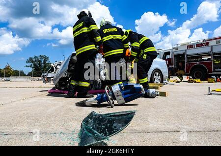 I vigili del fuoco dell'Esercito della Repubblica Ceca eseguono tattiche di estrazione dell'auto, 16 agosto 2021, durante un esercizio di addestramento con il 155th Air Refiling Wing Fire Department presso la Lincoln Air Force base, Neb. Questo scambio di addestramento della Guardia Nazionale del Nebraska e delle forze armate della Repubblica Ceca è uno dei molti agevolati dal programma di partenariato statale della Guardia Nazionale. Foto Stock