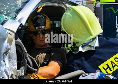 I vigili del fuoco dell'Esercito della Repubblica Ceca eseguono tattiche di estrazione dell'auto, 16 agosto 2021, durante un esercizio di addestramento con il 155th Air Refiling Wing Fire Department presso la Lincoln Air Force base, Neb. Questo scambio di addestramento della Guardia Nazionale del Nebraska e delle forze armate della Repubblica Ceca è uno dei molti agevolati dal programma di partenariato statale della Guardia Nazionale. Foto Stock