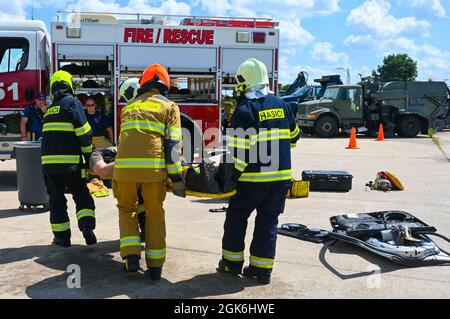 I vigili del fuoco dell'Esercito della Repubblica Ceca eseguono tattiche di estrazione dell'auto, 16 agosto 2021, durante un esercizio di addestramento con il 155th Air Refiling Wing Fire Department presso la Lincoln Air Force base, Neb. Questo scambio di addestramento della Guardia Nazionale del Nebraska e delle forze armate della Repubblica Ceca è uno dei molti agevolati dal programma di partenariato statale della Guardia Nazionale. Foto Stock