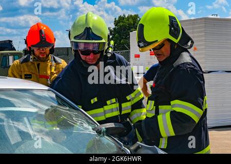 I vigili del fuoco dell'Esercito della Repubblica Ceca eseguono tattiche di estricazione dell'auto, 16 agosto 2021, durante un esercizio di addestramento con il 155th Air Refiling Wing Fire Department presso la Lincoln Air Force base, Neb. Questo scambio di addestramento della Guardia Nazionale del Nebraska e delle forze armate della Repubblica Ceca è uno dei molti agevolati dal programma di partenariato statale della Guardia Nazionale. Foto Stock