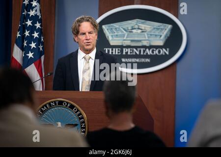 Garry Reed, direttore del gruppo d’azione per la crisi in Afghanistan del Dipartimento della Difesa, parla a un briefing stampa sul ritiro dell’Afghanistan al Pentagono, Washington, D.C., 16 agosto 2021. Foto Stock