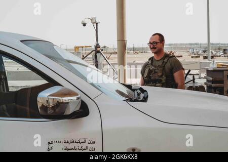 U.S. Air Force staff Sgt. Matthew Justice, 380th Expeditionary Security Forces Squadron, facilita l'ingresso alla base aerea di al Dhafra, Emirati Arabi Uniti, 11 agosto 2021. Il 380esimo ESFS mantiene 24/7 operazioni per difendere e proteggere l'installazione ADAB e i membri del servizio ivi assegnati. Foto Stock