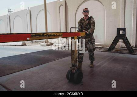 U.S. Air Force staff Sgt. Jonathan o’Leary, 380esimo Squadrone delle forze di sicurezza Expeditionary, facilita l’ingresso alla base aerea di al Dhafra, Emirati Arabi Uniti, 11 agosto 2021. Il 380esimo ESFS mantiene 24/7 operazioni per difendere e proteggere l'installazione ADAB e i membri del servizio ivi assegnati. Foto Stock