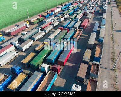 Carrelli in linea al terminale nella porta per lo scarico della granella. Foto Stock