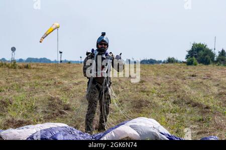 Un operatore ucraino delle forze speciali di operazioni atterra ad una zona di goccia dopo aver eseguito un salto militare in caduta libera da una forza aerea degli Stati Uniti MC-130J Commando II assegnato alla 352d Special Operations Wing, vicino a Vinnytsia, Ucraina, il 17 agosto 2021. Il SOW del 352 si è schierato in Ucraina per dimostrare l'impegno nella regione del Mar Nero rafforzando le relazioni e la capacità combinata. Foto Stock