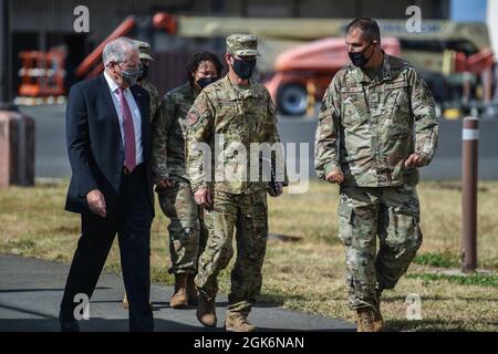 Il Segretario dell'Aeronautica Frank Kendall, di sinistra, ha una discussione con il generale dell'Aeronautica americana Ken Wilsbach, comandante dell'Aeronautica del Pacifico, e col. Daniel Dobbels, comandante della 15th Wing, durante la sua visita alla base congiunta Pearl Harbor-Hickam, Hawaii, 17 agosto 2021. Kendall ha incontrato Airmen e ha discusso le principali priorità della difesa, come garantire una leadership responsabile, costruire resilienza e prontezza, modernizzare la forza attraverso l'innovazione e il successo attraverso il lavoro di squadra insieme ad alleati e partner, tutti fattori che contribuiscono a creare un IndoPacifico libero e aperto. Foto Stock