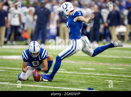 Indianapolis, Indiana, Stati Uniti. 12 settembre 2021. Indianapolis Colts kicker Rodrigo Blankenship (3) calcia l'obiettivo del campo fuori dalla presa da Indianapolis Colts Punter Rigoberto Sanchez (8) durante l'azione di gioco di football NFL tra i Seattle Seahawks e gli Indianapolis Colts al Lucas Oil Stadium di Indianapolis, Indiana. Seattle sconfisse Indianapolis 28-16. John Mersies/CSM/Alamy Live News Foto Stock